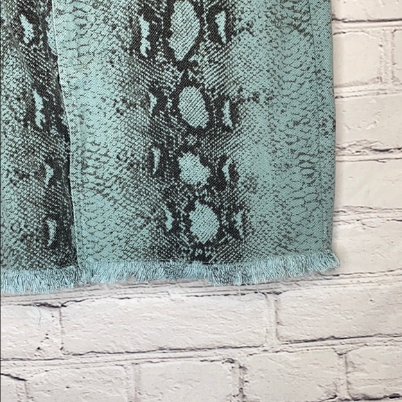 Blue Blush Blue Gray Snake Print Frayed Hem Skirt Size Medium - Picture 8 of 13